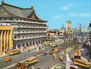 A photograph of Osaka’s Shin-Kabukiza Theater in the 1959. The artist studied here under a billboard painter, learning the foundations of Xieyi painting. The fusion of traditional painting techniques and stage art deeply influenced his later works.
