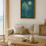 海の見えるリビングに飾られた無極館の写意画《無根樹》。柔らかな日差しと自然素材のインテリアが調和し、穏やかな気の流れと静寂を感じさせる空間のイメージ。